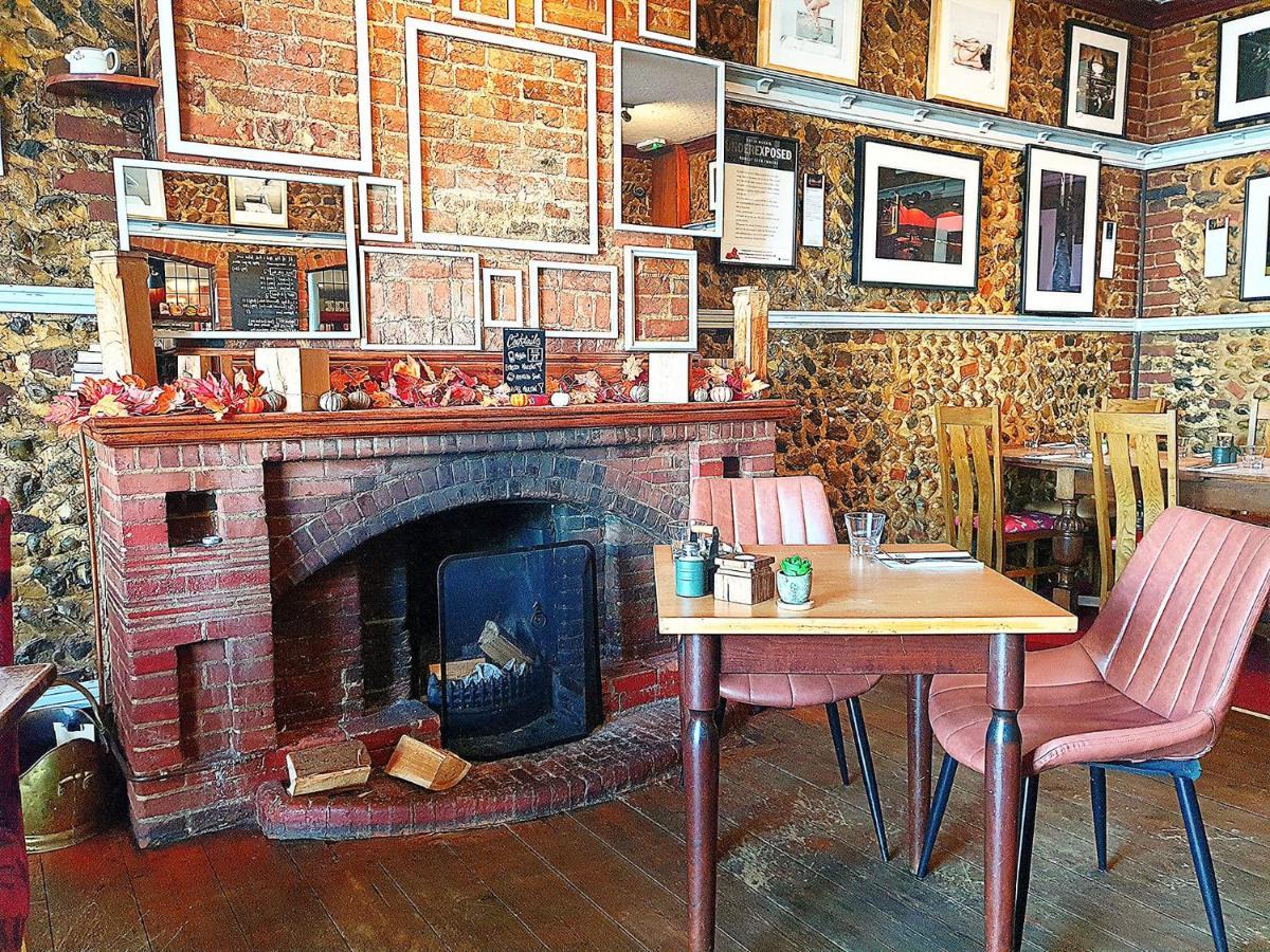 The Red Lion Hotel Кромер Экстерьер фото The interior of the restaurant