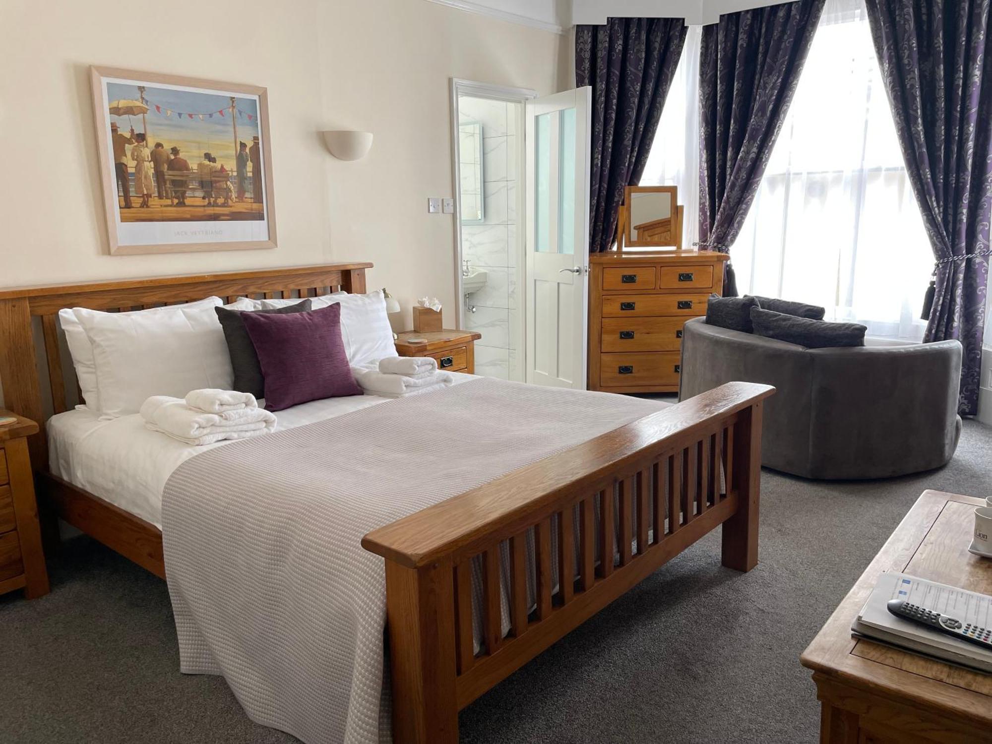 The Red Lion Hotel Кромер Экстерьер фото A bedroom at the hotel