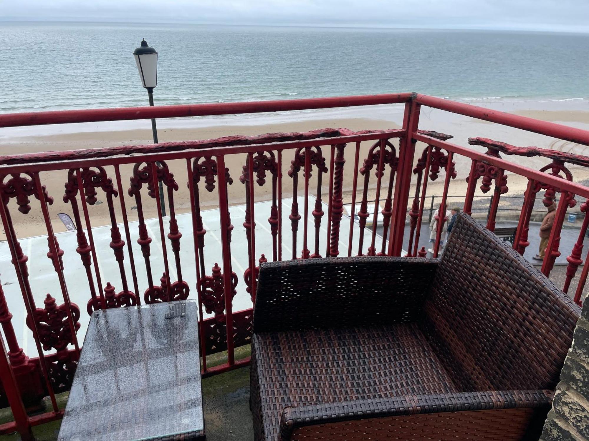 The Red Lion Hotel Кромер Экстерьер фото The balcony of the hotel
