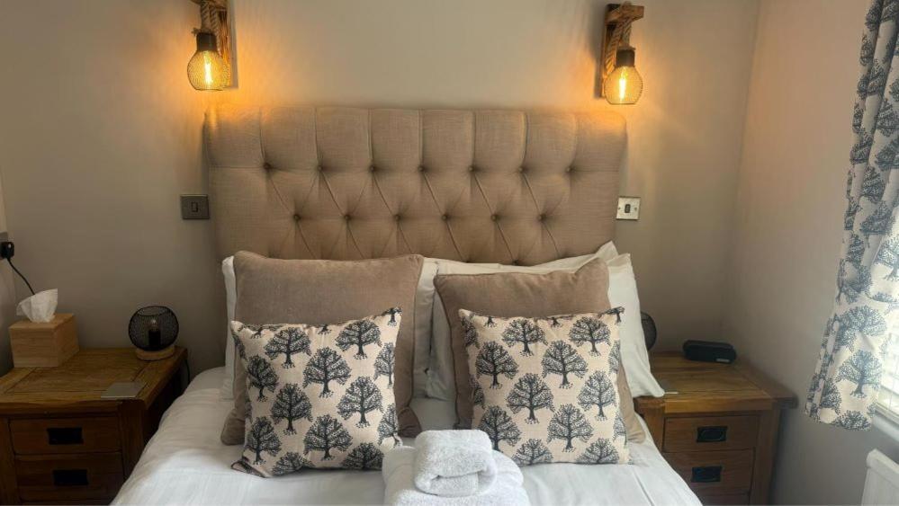 The Red Lion Hotel Кромер Экстерьер фото A bed with a headboard