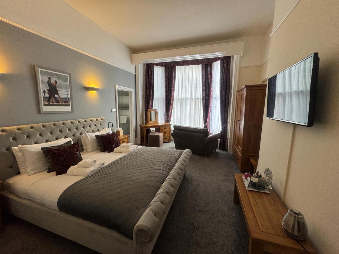 The Red Lion Hotel Кромер Экстерьер фото A bedroom at the hotel