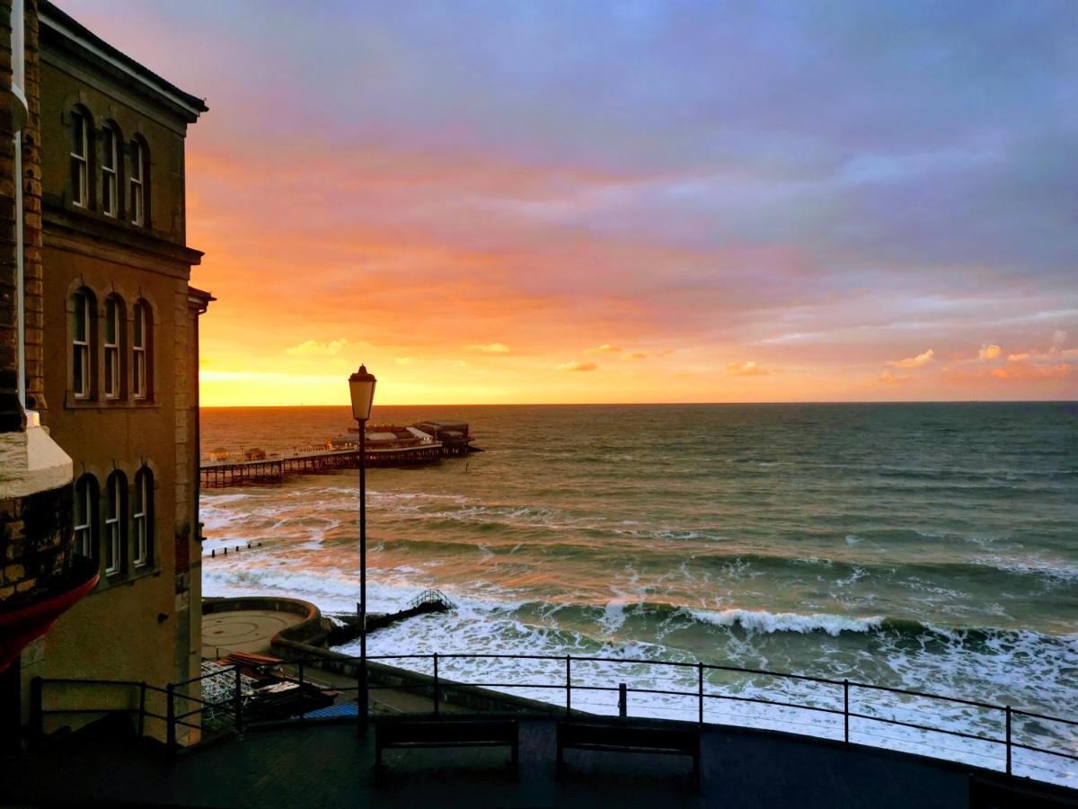 The Red Lion Hotel Кромер Экстерьер фото Sunset at the harbour